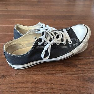 Converse Men’s 8 Women’s 10 Black top white bottom